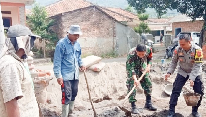 Babinsa Koramil 2303/Pulomerak, Karbak Membantu Pemagaran Makam
