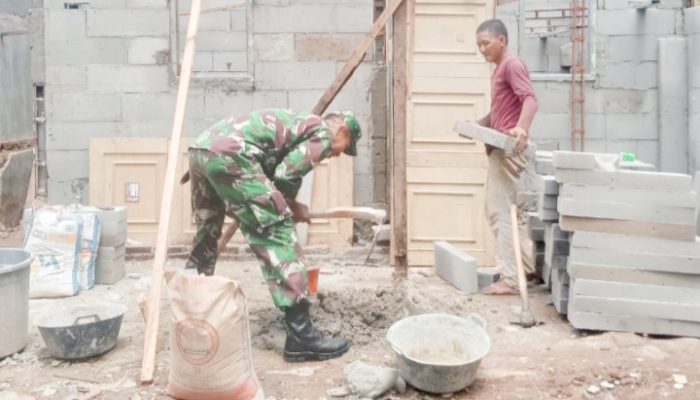 Babinsa Koramil 2304/Anyer, Karbak Membantu Perehaban Rumah