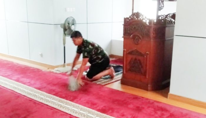 Babinsa Koramil 2301/Cilegon, Karbak Pembersihan Sarana Masjid