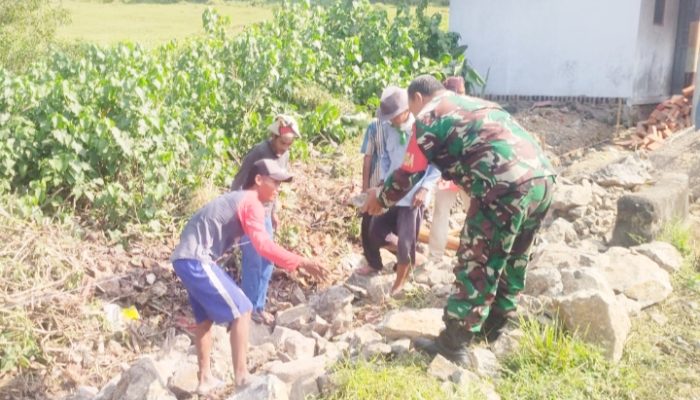 Babinsa Koramil 2307/Ciwandan, Karbak Pembangunan Pondasi Rumah Warga