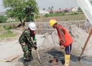 Babinsa Koramil 2301/Cilegon, Karbak Pembuatan Pondasi Rumah Warga