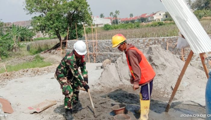 Babinsa Koramil 2301/Cilegon, Karbak Pembuatan Pondasi Rumah Warga