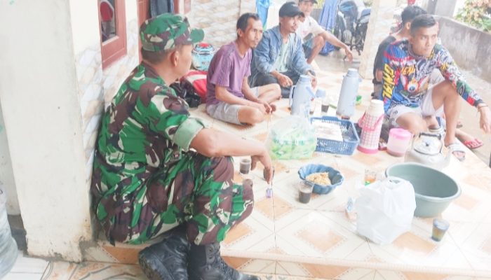 Babinsa Koramil 2306/Mancak Komsos Membahas Tentang Gotong Royong