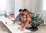 Babinsa Koramil 2302/Bojonegara, Karbak Memasang Keramik Rumah Warga