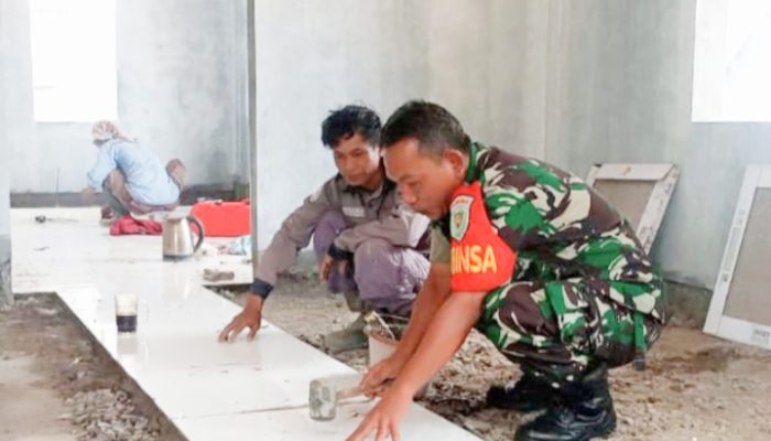 Babinsa Koramil 2302/Bojonegara, Karbak Memasang Keramik Rumah Warga