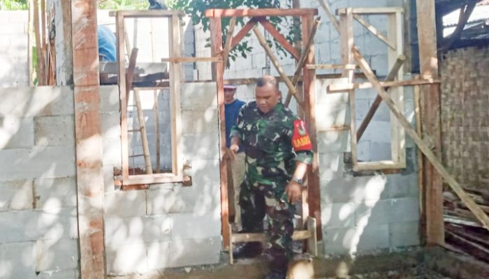 Babinsa Koramil 2305/Cinangka, Karbak Pemasangan Tembok Rumah