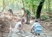 Babinsa Koramil 2306/Mancak, Karbak Pasang Konblok Jalan