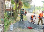 Babinsa Koramil 2303/Pulomerak, Karbak Membantu Perbaikan Jalan
