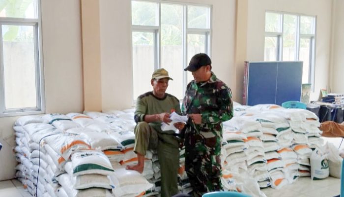 Babinsa Koramil 2303/Pulomerak, Puan Ter Penyaluran Beras Bantuan