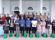 Peduli Korban Banjir Di Takalar, Pj. Bupati Takalar dampingi Pj. Gubernur Sulsel Serahkan Bantuan