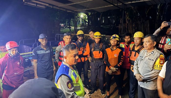 Kapolres Maros Pantau Langsung Proses Evakuasi  Dan Pencarian Mahasiswa Terseret arus Di Sungai Biseang La’boro