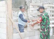 Babinsa Koramil 2303/Pulomerak, Karbak Membangun Pos Ronda