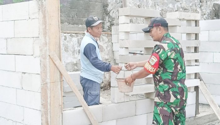 Babinsa Koramil 2303/Pulomerak, Karbak Membangun Pos Ronda