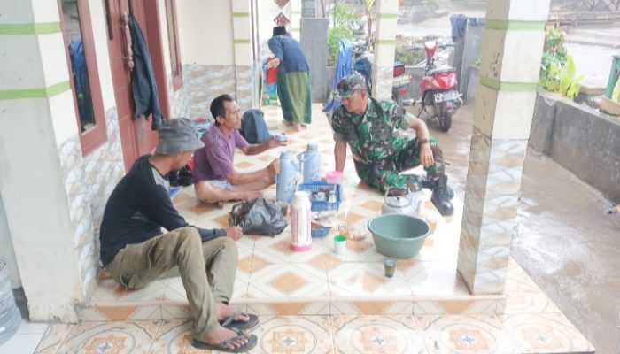 Babinsa Koramil 2306/Mancak Komsos Membahas Gotong Royong