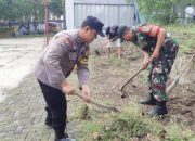 Babinsa Koramil 2301/Cilegon, Karbak Pembersihan Rumput Lapangan
