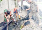 Babinsa Koramil 2301/Cilegon, Karbak Pembersihan Sampah Dari Drainase