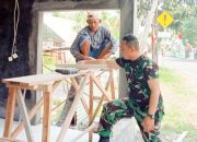 Babinsa Koramil 2305/Cinangka, Karbak Memperbaiki Rumah Warga