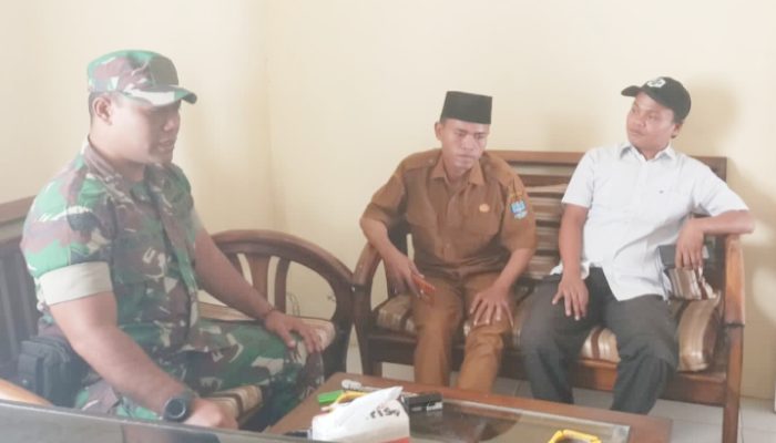 Babinsa Koramil 2306/Mancak Komsos Membahas Tentang Perbaikan Jalan