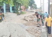 Babinsa Koramil 2301/Cilegon, Karbak Memperbaiki Sarana Drainase