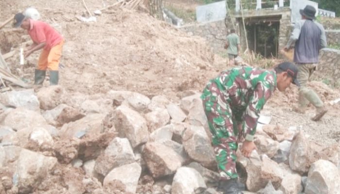 Babinsa Koramil 2307/Ciwandan, Karbak Pembangunan Untuk Jalan Warga