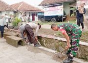 Babinsa Koramil 2301/Cilegon, Karbak Perbaikan Pembuangan Air
