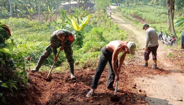Babinsa Koramil 2306/Mancak, Karbak Pembuatan Jalan Warga