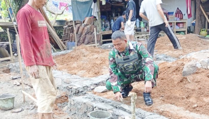Babinsa Koramil 2305/Cinangka, Karbak Pemasangan Pondasi Rumah