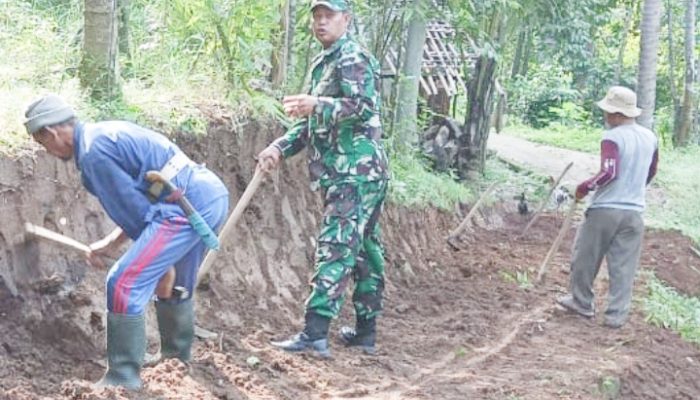 Babinsa Koramil 2306/Mancak, Karbak Pembuatan Jalan Umum