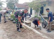 Babinsa Koramil 2301/Cilegon, Karbak Perbaikan Jalan Warga