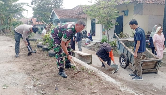Babinsa Koramil 2301/Cilegon, Karbak Perbaikan Jalan Warga