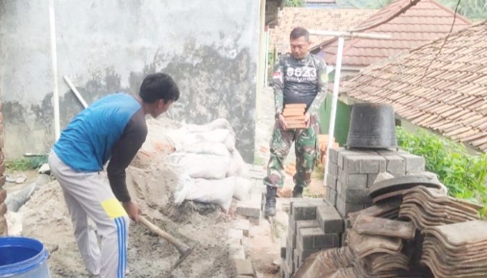 Babinsa Koramil 2306/Mancak, Karbak Renovasi Rumah