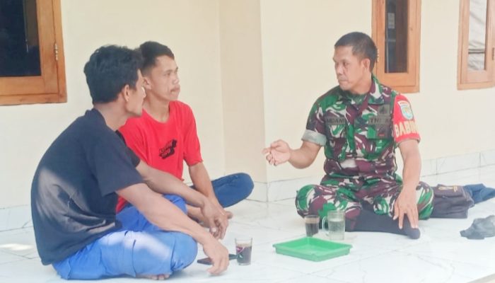 Babinsa Koramil 2306/Mancak Komsos Membahas Tentang Siskamling