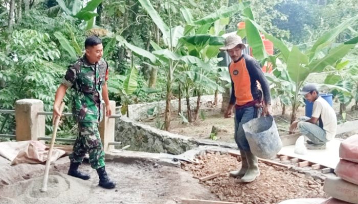 Babinsa Koramil 2303/Pulomerak, Karbak Pembuatan Jembatan