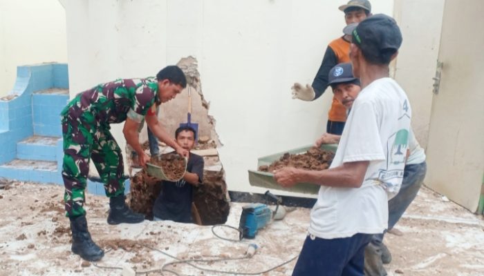 Babinsa Koramil 2306/Mancak, Karbak Renovasi Masjid