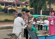 Ramadhan Berbagi, Kapolres Maros Pimpin Personel Bagi Takjil Gratis Ke Masyarakat