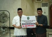 Tarwih Perdana Bersama Warga Takalar, Pemerintah Kab. Takalar Beri Kejutan Hibah Rp100 Juta untuk Masjid Agung 