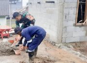 Babinsa Koramil 2302/Bojonegara, Karbak Pembuatan Rumah Warga