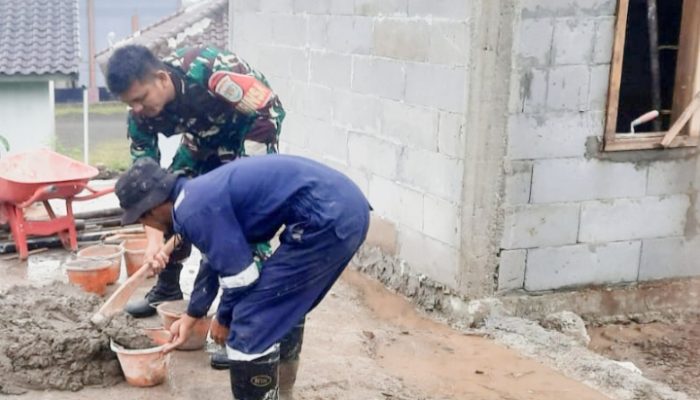 Babinsa Koramil 2302/Bojonegara, Karbak Pembuatan Rumah Warga