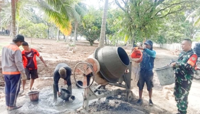 Babinsa Koramil 2305/Cinangka, Karbak Pengecoran Rumah Warga