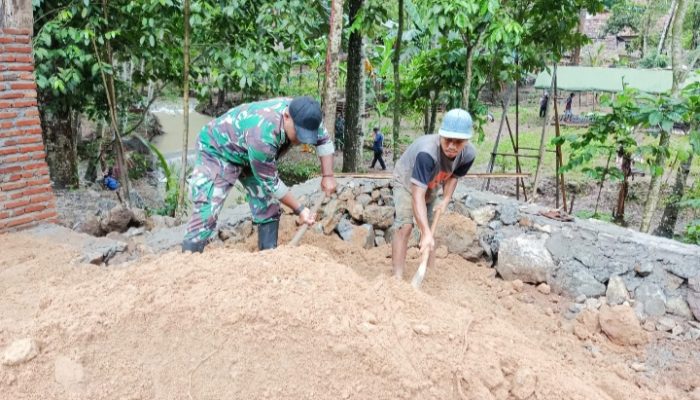 Babinsa Koramil 2306/Mancak, Karbak Meratakan Pasir