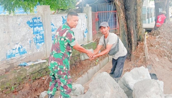 Babinsa Koramil 2303/Pulomerak, Karbak Membuat Saluran Air