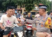 Sat Binmas Polres Maros Berikan Himbauan Kamtibmas Sambil Bagi Takjil Ke Warga