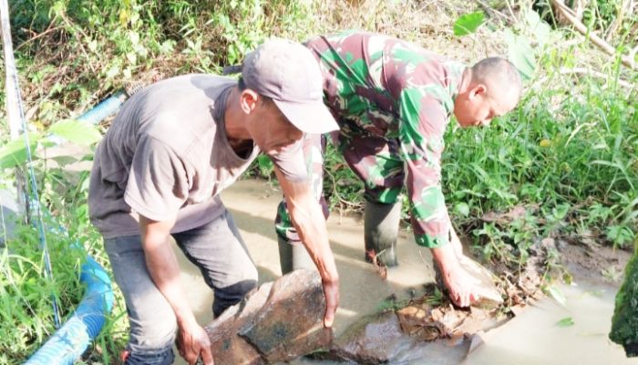 Babinsa Koramil 2306/Mancak, Karbak Perbaikan Irigasi