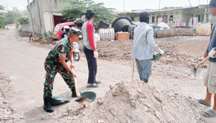 Babinsa Koramil 2303/Pulomerak, Karbak Pembuatan Jalan Baru