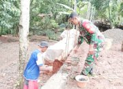 Babinsa Koramil 2302/Bojonegara, Karbak Pemasangan Pondasi Rumah Warga