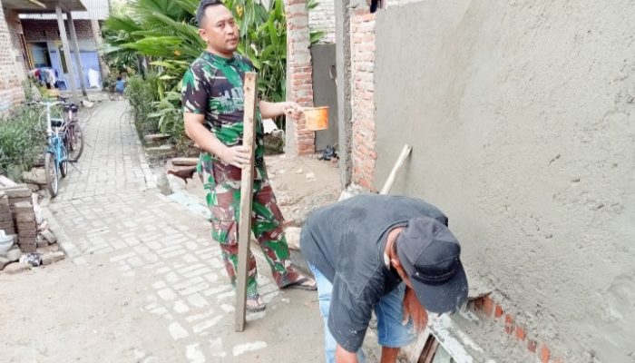 Babinsa Koramil 2305/Cinangka, Karbak Perbaikan Rumah Warga
