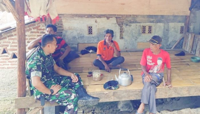 Babinsa Koramil 2306/Mancak Komsos Membahas Kesehatan Lingkungan