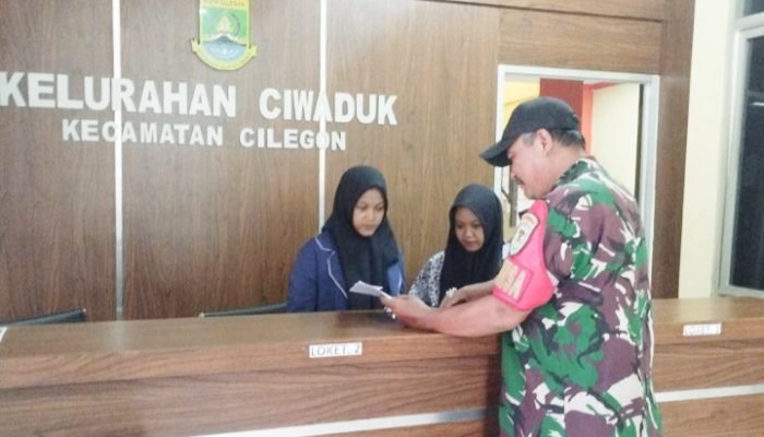 Babinsa Koramil 2301/Cilegon, Puan Ter Membahas Harga Sembako