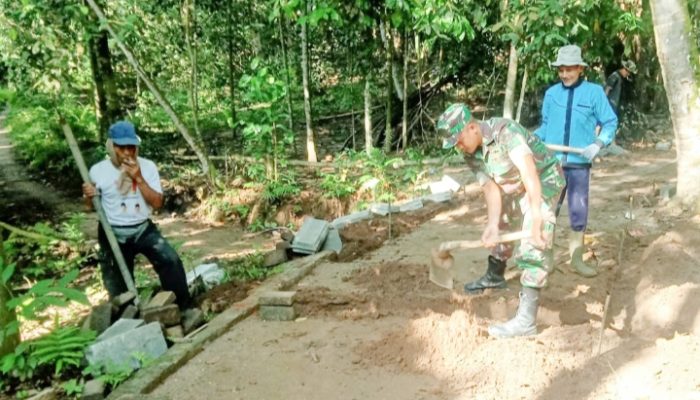 Babinsa Koramil 2306/Mancak, Karbak Perbaikan Jalan