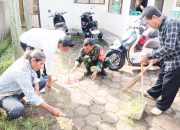 Babinsa Koramil 2304/Anyar, Karbak Pembersihan Halaman Kantor